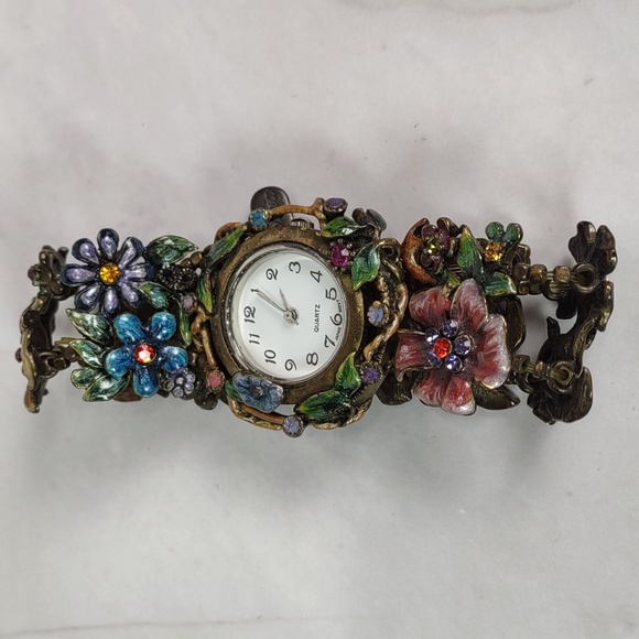 Felicia Vintage-look Crystal Embellished Metal Flowers Stretch Bracelet Watch - Picture 4 of 10